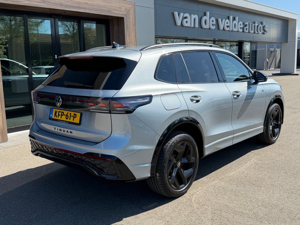 Volkswagen Tiguan 1.5 eHybrid R-Line | Black line | 360 Came, Auto's, Volkswagen, 12 maanden, Zwart, Alcantara, Parkeerassistent