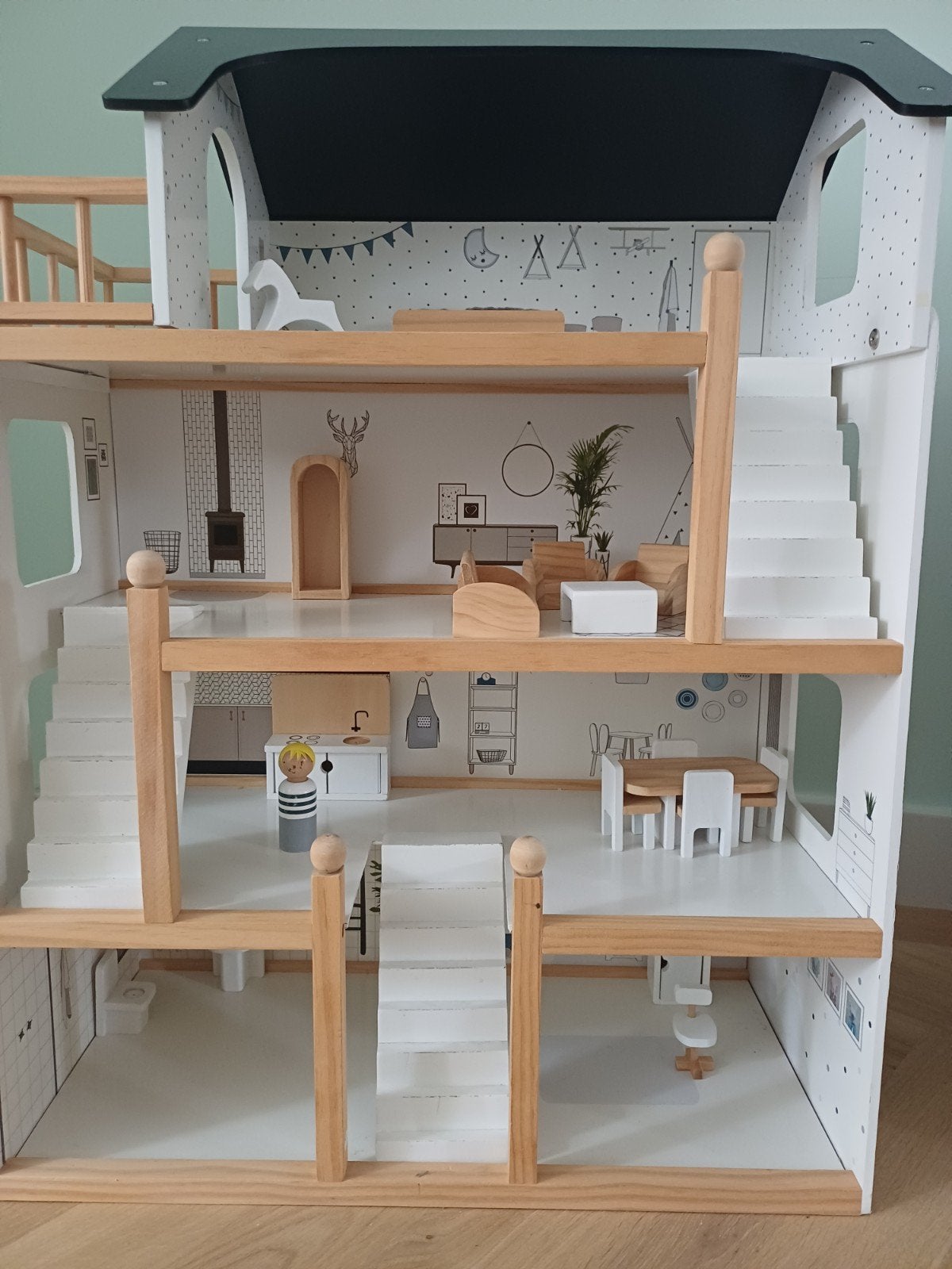 Poppenhuis Petit Amelie met meubels en poppetje, Ophalen, Zo goed als nieuw, Poppenhuis