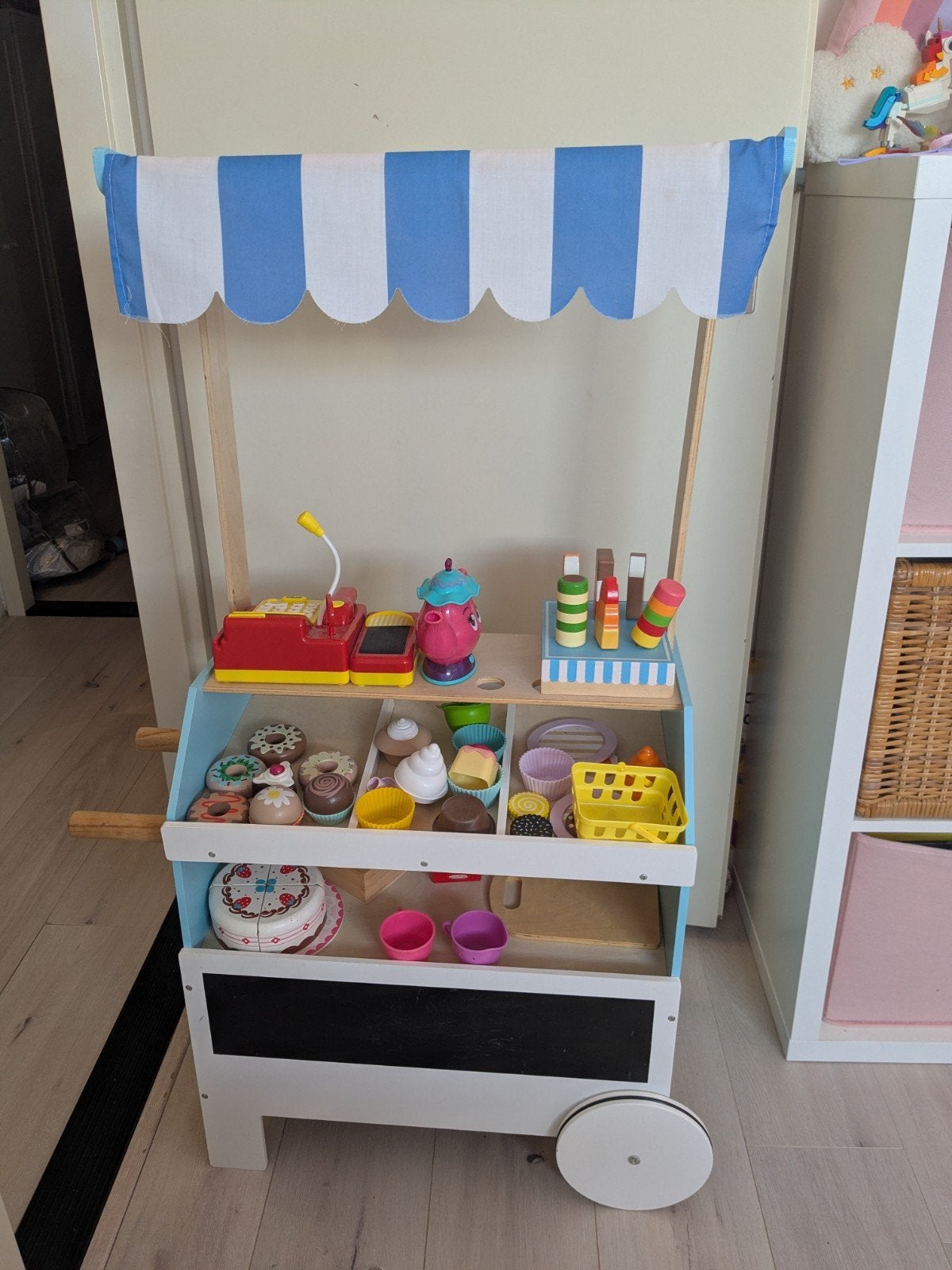 Houten speelgoedkraam met accessoires, Ophalen, Gebruikt