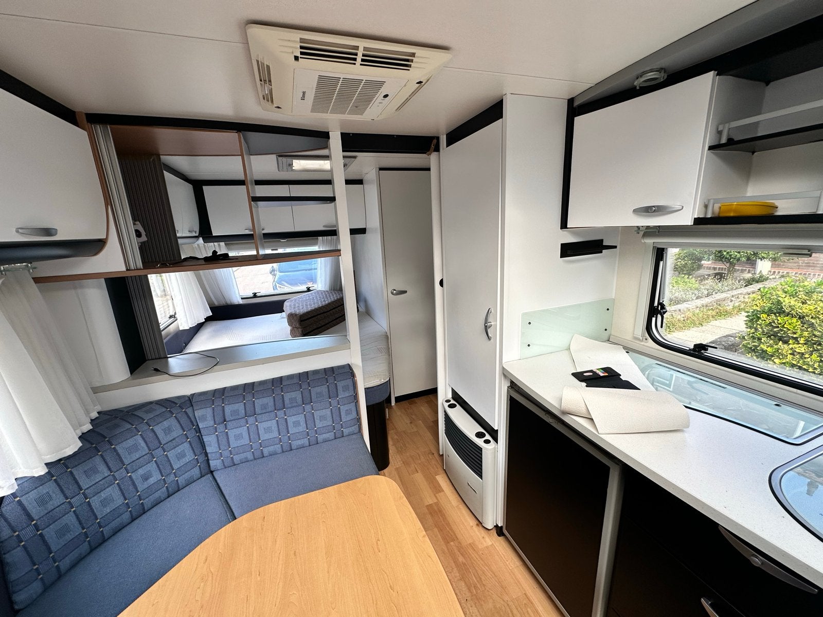 Knaus Sudwind 550 met Airco, Mover, Stapelbed en vast bed, Rondzit, 750 - 1000 kg, Particulier, 5 tot 6 meter