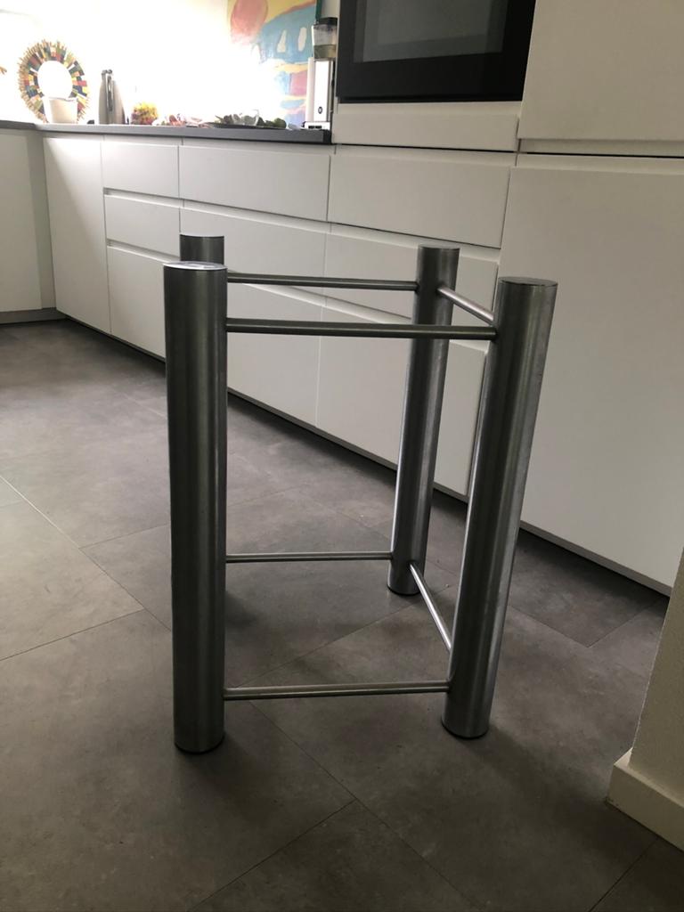 Mooie stevige metalen  tafelpoot van Metaform, Huis en Inrichting, Tafelonderdelen, Ophalen, 50 tot 100 cm, Vierkant, Zo goed als nieuw