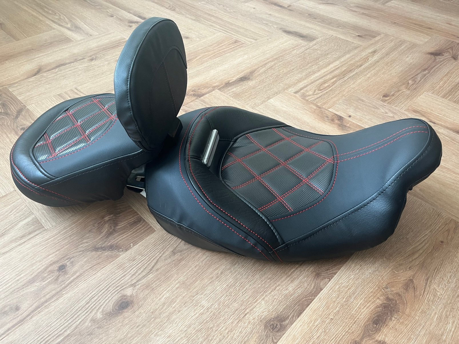 Zadel met rugsteun Harley Davidson touring Street Road glide, Ophalen of Verzenden, Nieuw