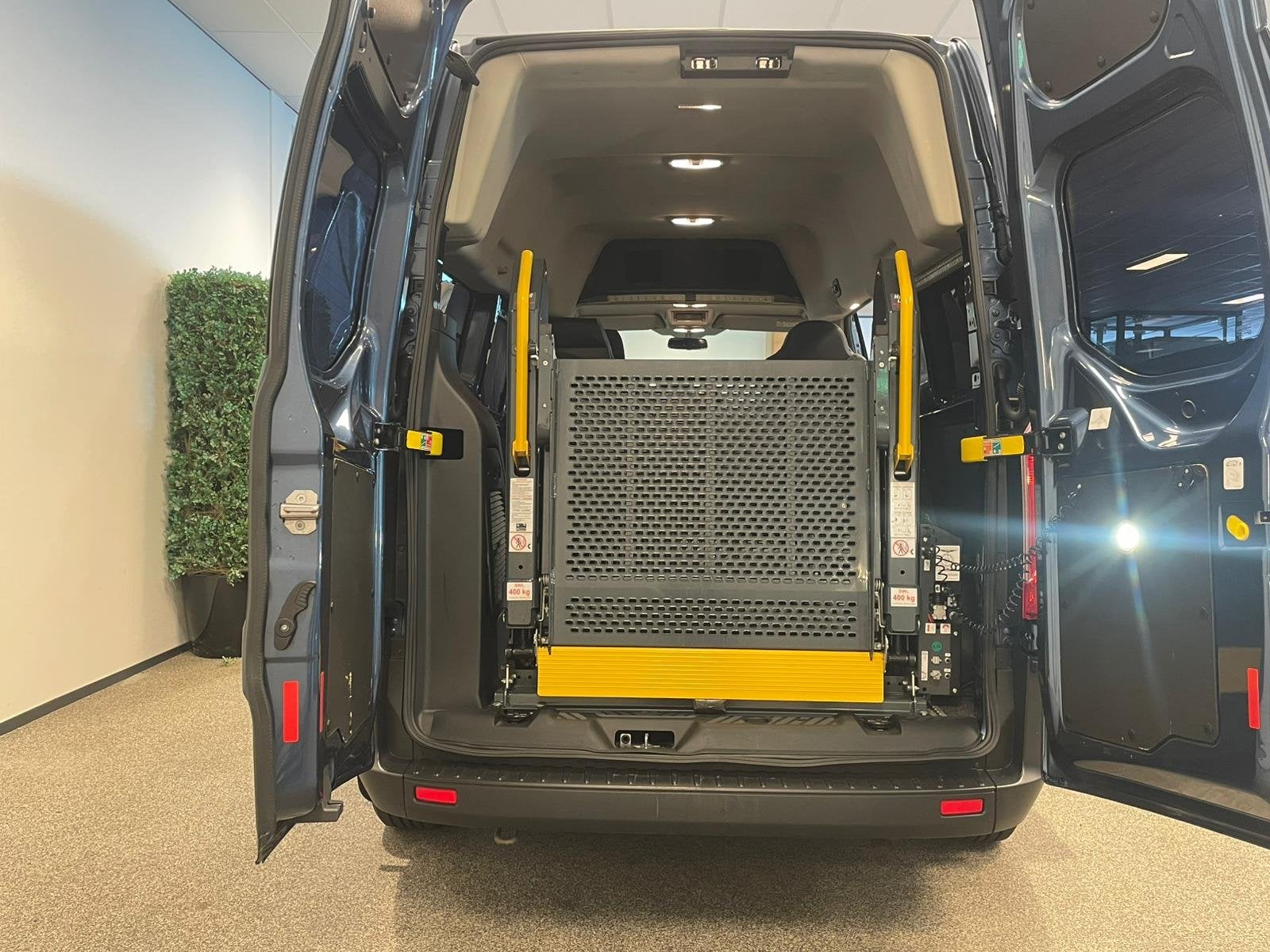 Ford Transit Custom L2H2 Rolstoelbus Automaat, Auto's, Ford, Automaat, 12 maanden, Stof, Zwart