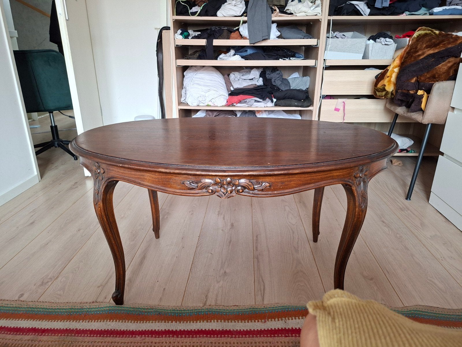 Antieke houten salontafel met sierlijke poten, Ophalen of Verzenden
