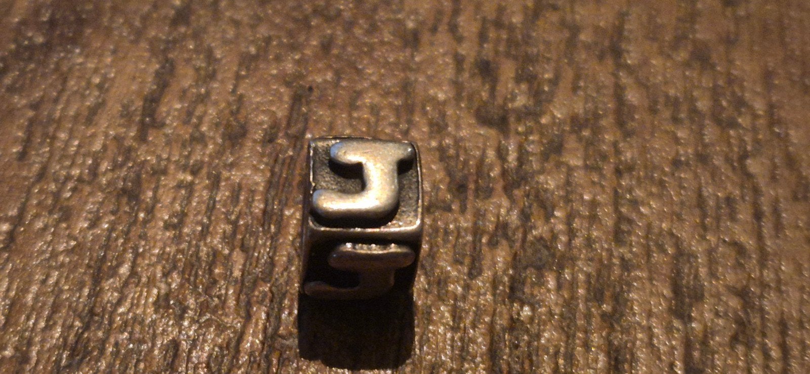 Pandora bedel 925 sterling zilver letter J, Gebruikt, Pandora, Ophalen of Verzenden, 1 bedel