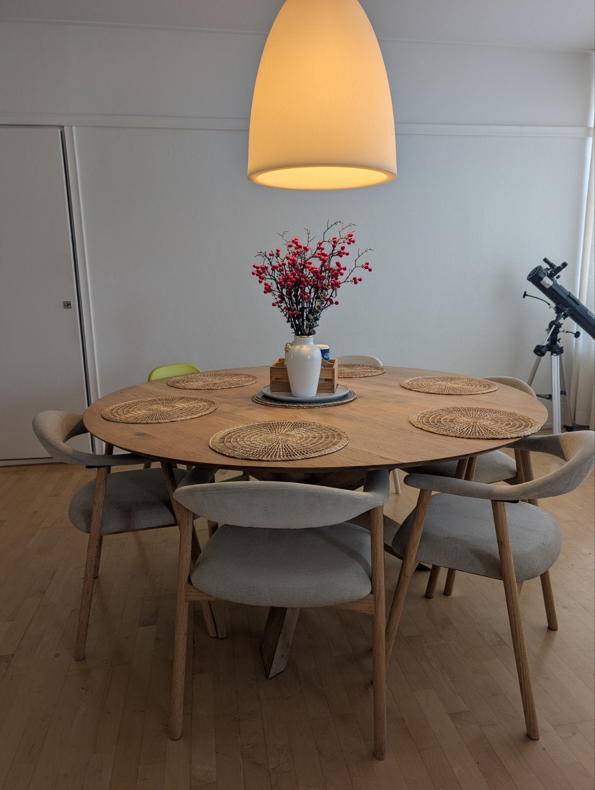 Ethnicraft eikenhouten ronde tafel 163cm, Huis en Inrichting, 150 tot 200 cm, Ophalen of Verzenden, Zo goed als nieuw, Vijf personen of meer