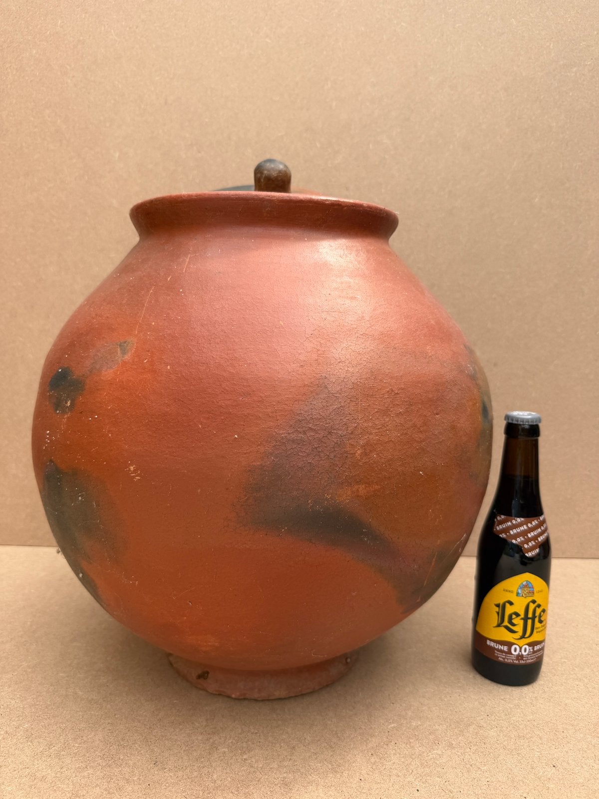 Grote traditionele West-Afrikaanse voorraadpot met deksel, Ophalen