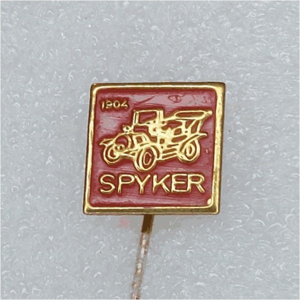 SP0927 Speldje 1904 Spyker rood, Verzamelen, Ophalen of Verzenden, Gebruikt, Overige onderwerpen
