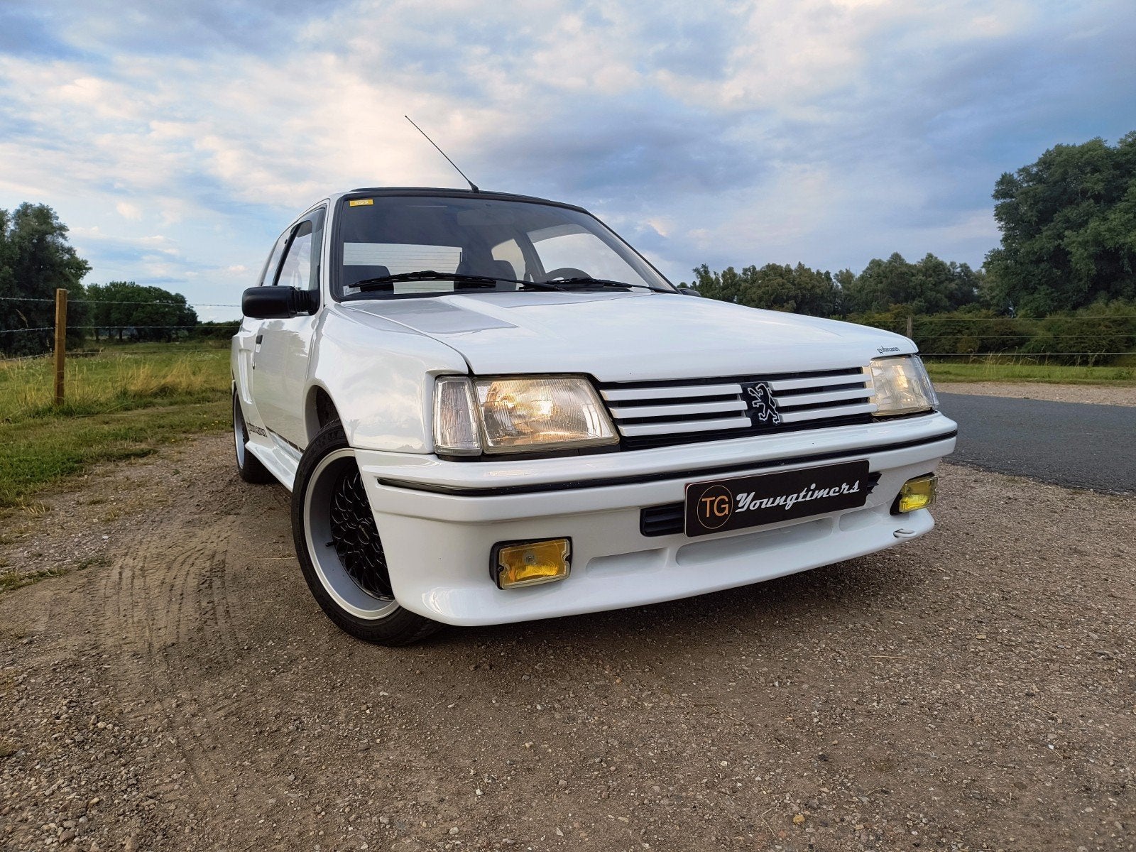 Peugeot 205 1.9 GTi Gutmann bwjr 1992 169.175 <TURBO2 KIT>, Voorwielaandrijving, 67 €/maand, Zwart, Wit