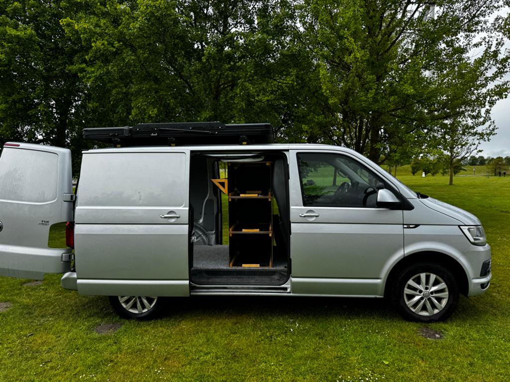 VW Transporter T6 2.0 TDI 2015 - Kampeerklaar met daktent!, Auto's, Bestelauto's, Voorwielaandrijving, Euro 5, 4 cilinders, Volkswagen