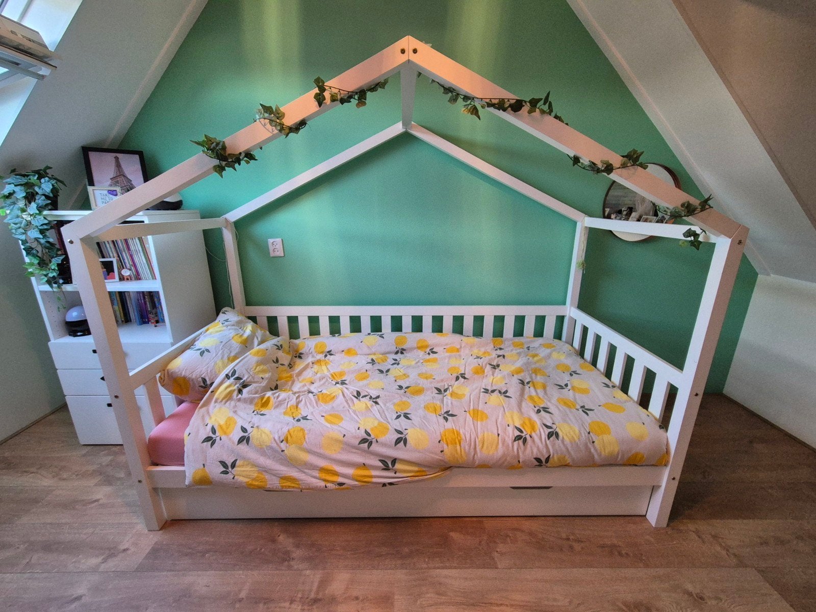 Bed met uitschuifbaar logeerbed en lattenbodem, Ophalen, 85 tot 100 cm, Gebruikt, Lattenbodem