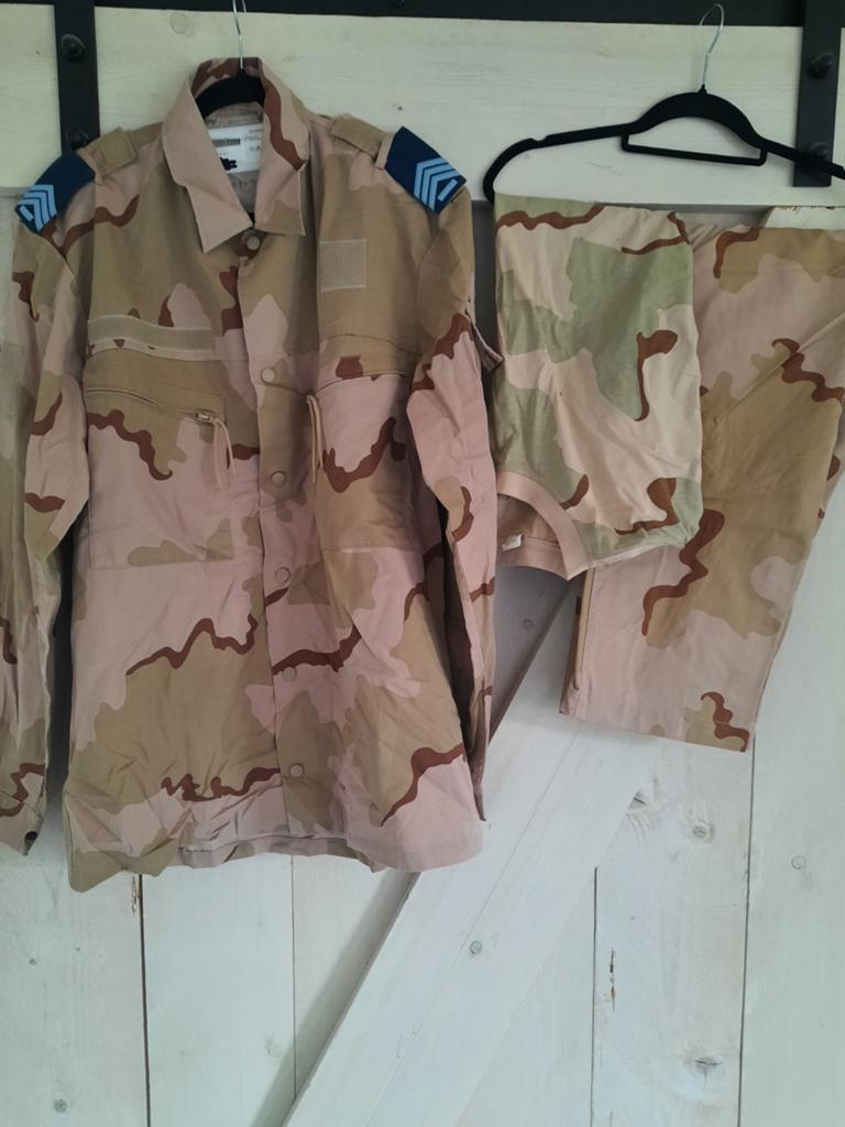Uniform desert, defensie, militair, met helm, Ophalen of Verzenden, Landmacht, Nederland, Kleding of Schoenen