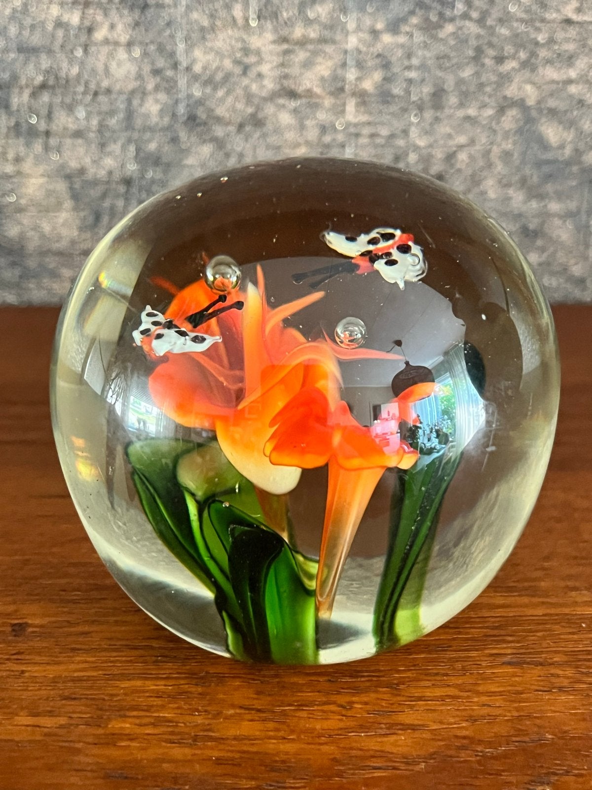 Glazen bol press-papier met oranje bloem en vlinders, Huis en Inrichting, Woonaccessoires | Overige, Ophalen of Verzenden, Zo goed als nieuw