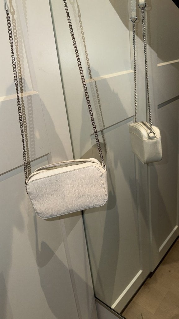 Witte crossbody tas met zilveren ketting, Sieraden, Tassen en Uiterlijk, Ophalen of Verzenden, Gebruikt, Wit, Schoudertasje