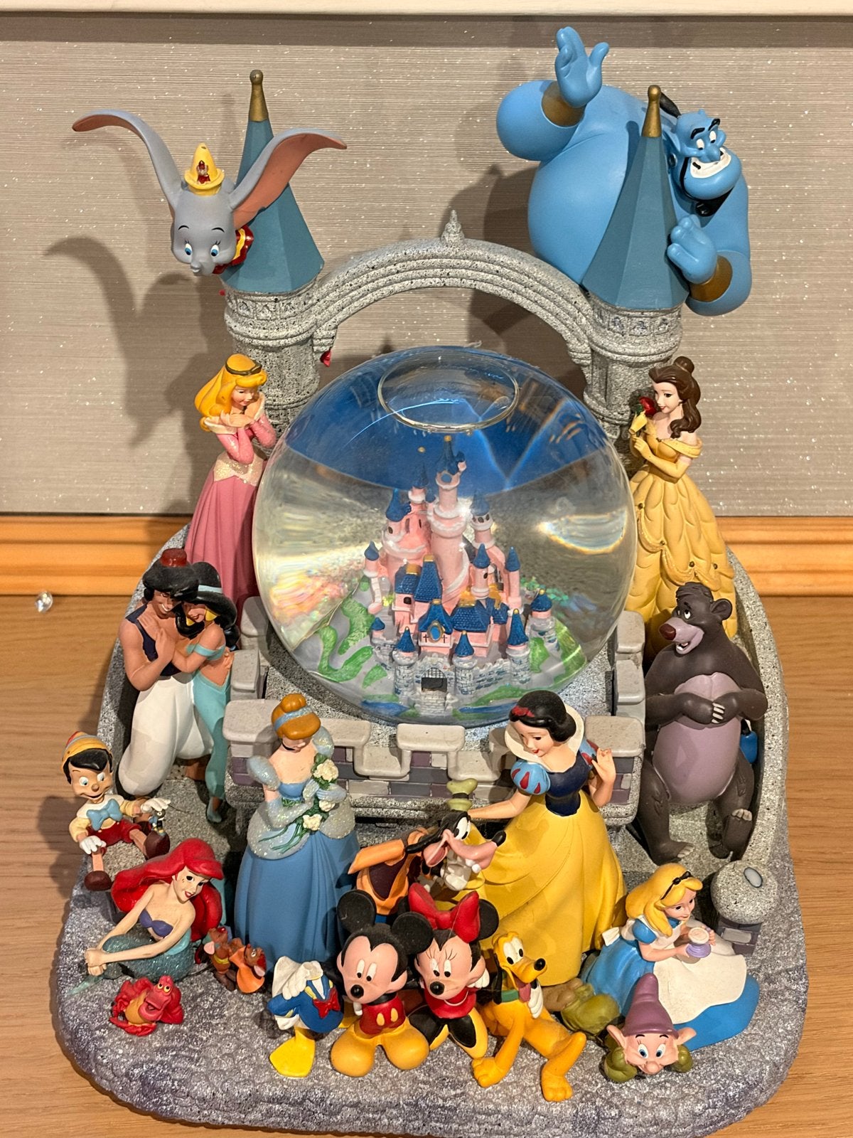 Grote Disney Sneeuwbol met Muziek en Beweging, Verzamelen, Ophalen of Verzenden, Overige figuren, Gebruikt, Beeldje of Figuurtje