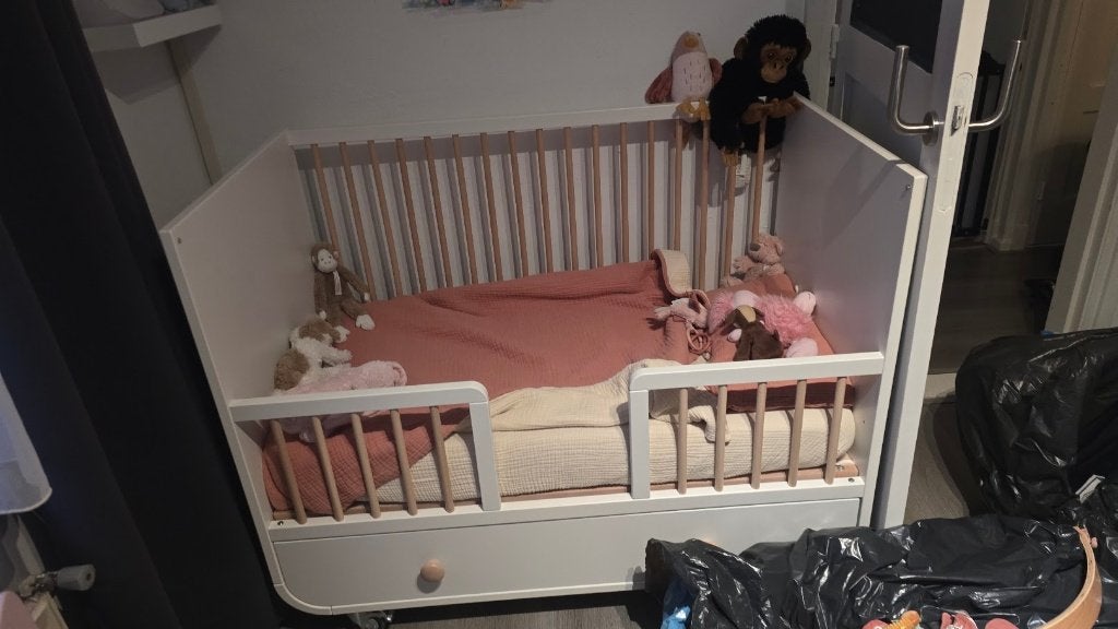 MYLLRA Babybedje met lade en aerosleep matras, Ophalen, Gebruikt, Ledikant