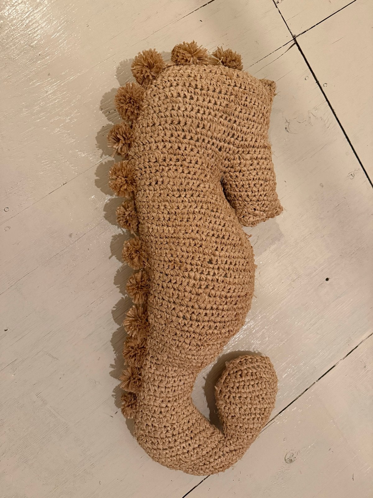 Zeepaard kussen van Riviera Maison van raffia met pompons, Huis en Inrichting, Beige, Boho, Ophalen of Verzenden, Zo goed als nieuw