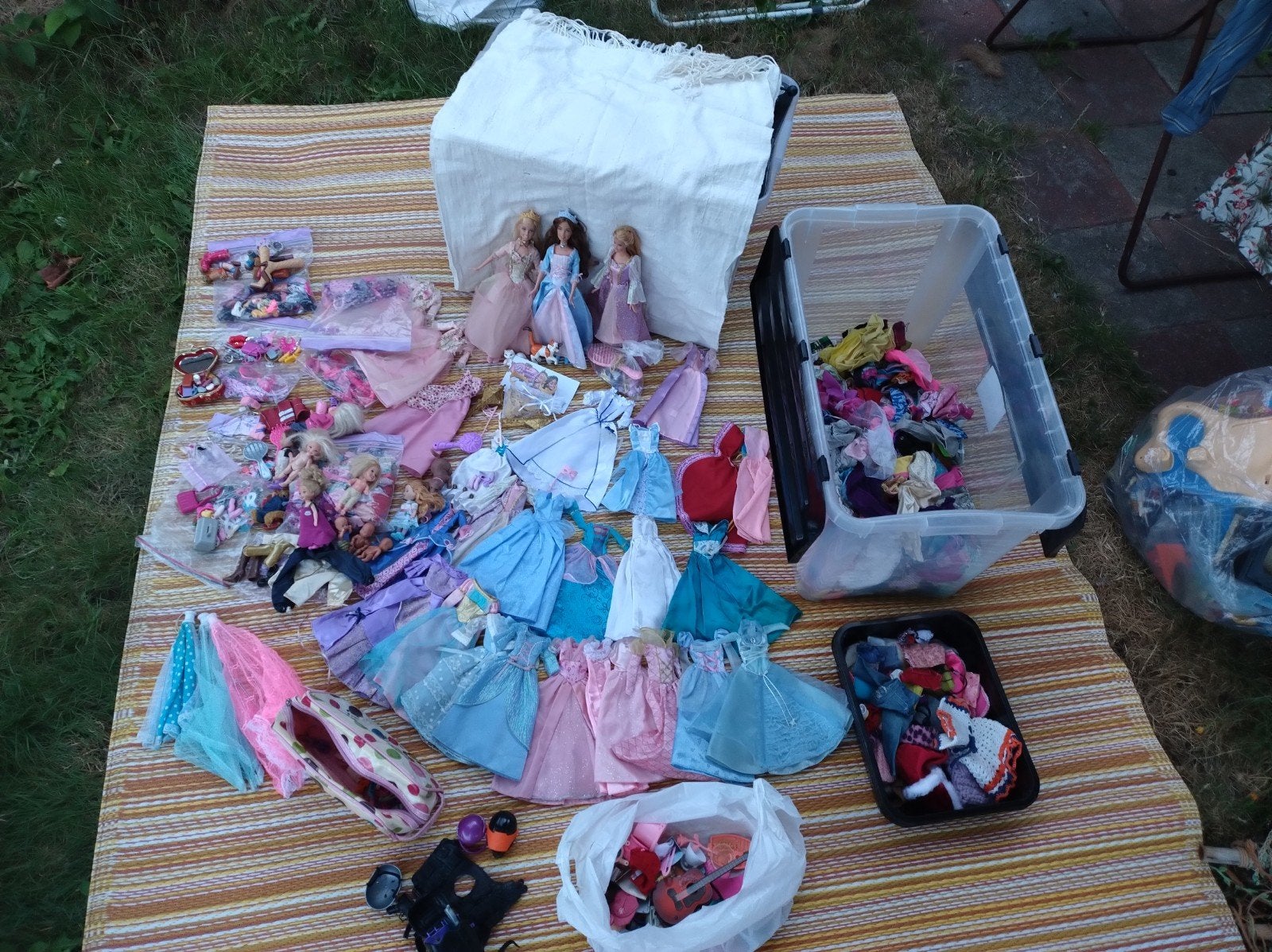 Barbie collectie met kleren/jurk, schoenen, kroontjes, ect, Ophalen, Gebruikt, Barbie