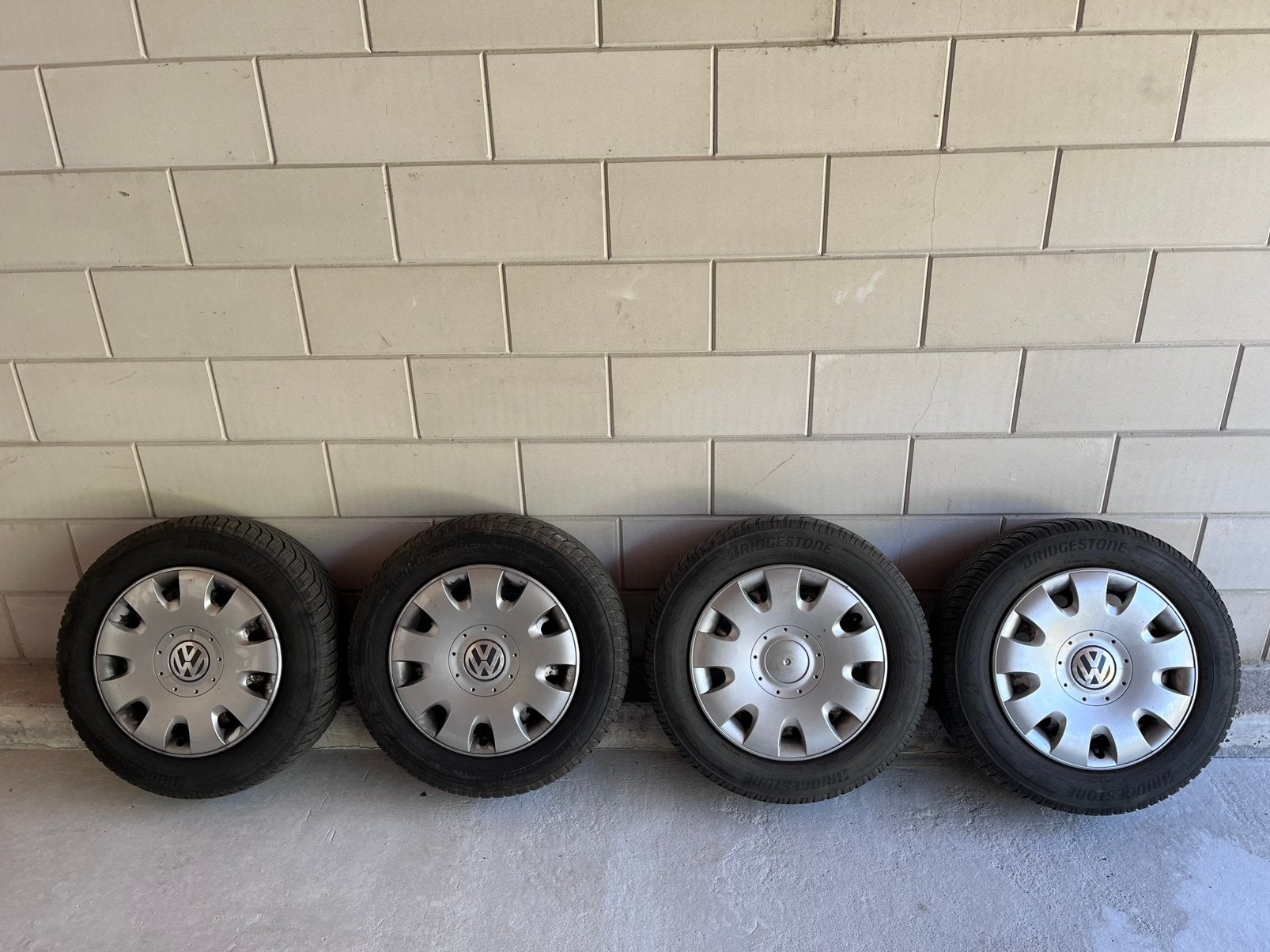 VW 15” stalen velgen met winterbanden en wieldoppen, Ophalen, 15 inch, Velg(en), Winterbanden