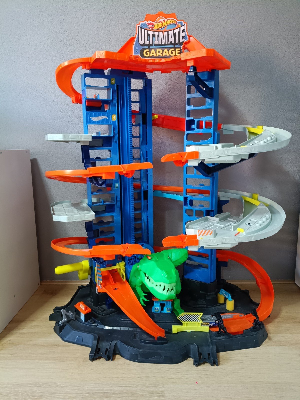 Dino hot wheels baan / garage, Ophalen, Racebaan, Zo goed als nieuw, Hot Wheels