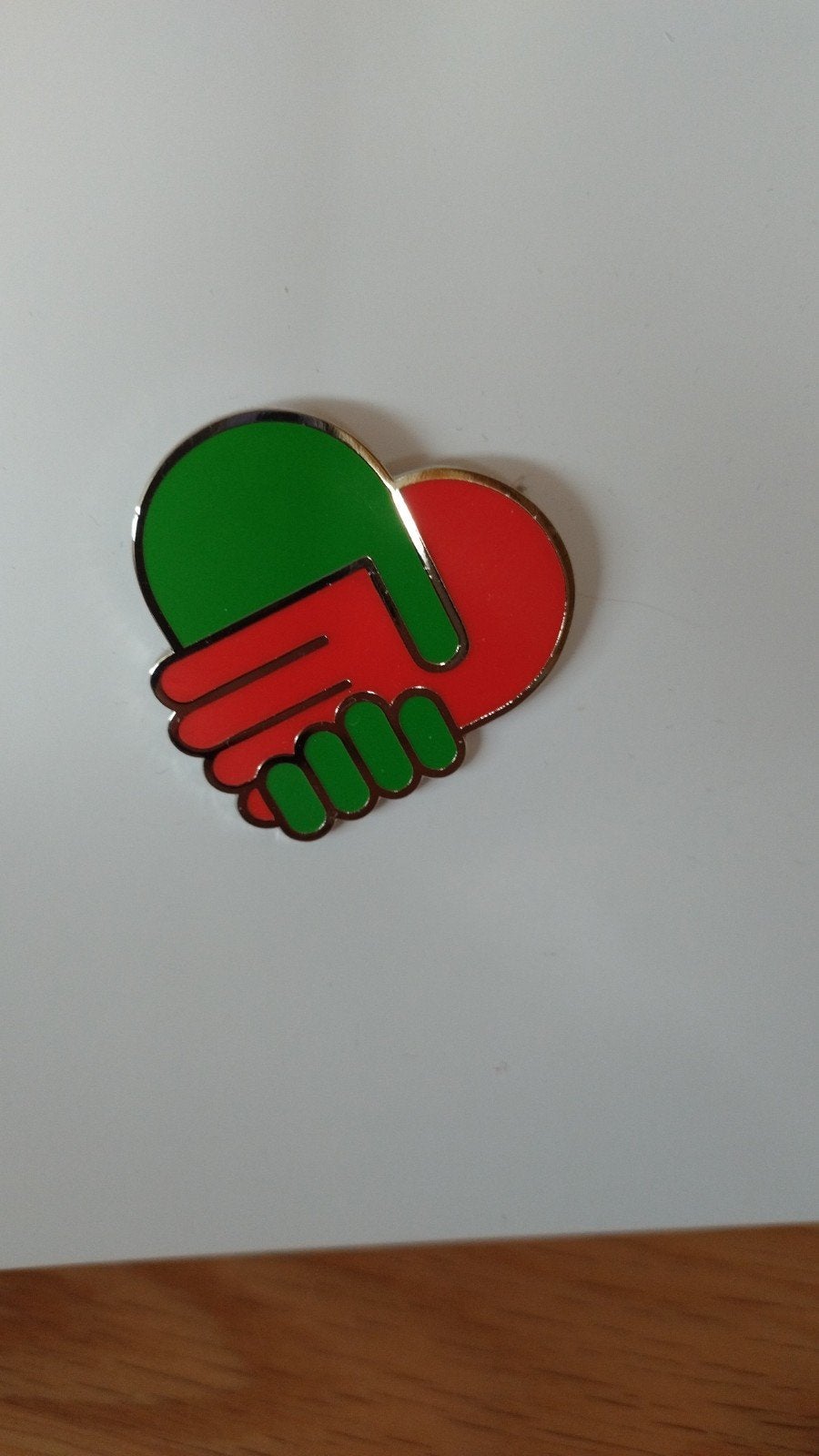 GroenLinks/PvdA-fusie broche/speldje, Ophalen of Verzenden, Nieuw, Rood, Overige materialen
