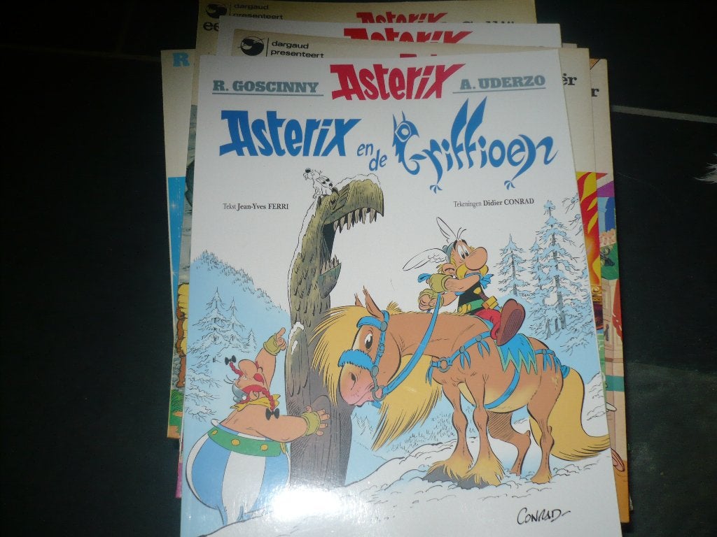33 de avonturen van asterix en obelix, Gelezen, Ophalen of Verzenden, Uderzo & Goscinny, Meerdere stripboeken