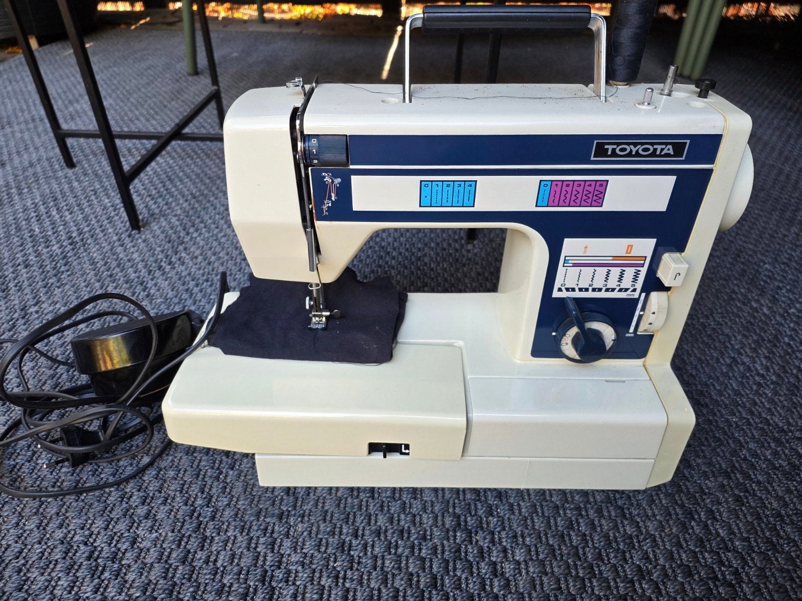 Toyota Naaimachine - Betrouwbaar en Gebruiksklaar, Hobby en Vrije tijd, Ophalen, Gebruikt, Naaimachine