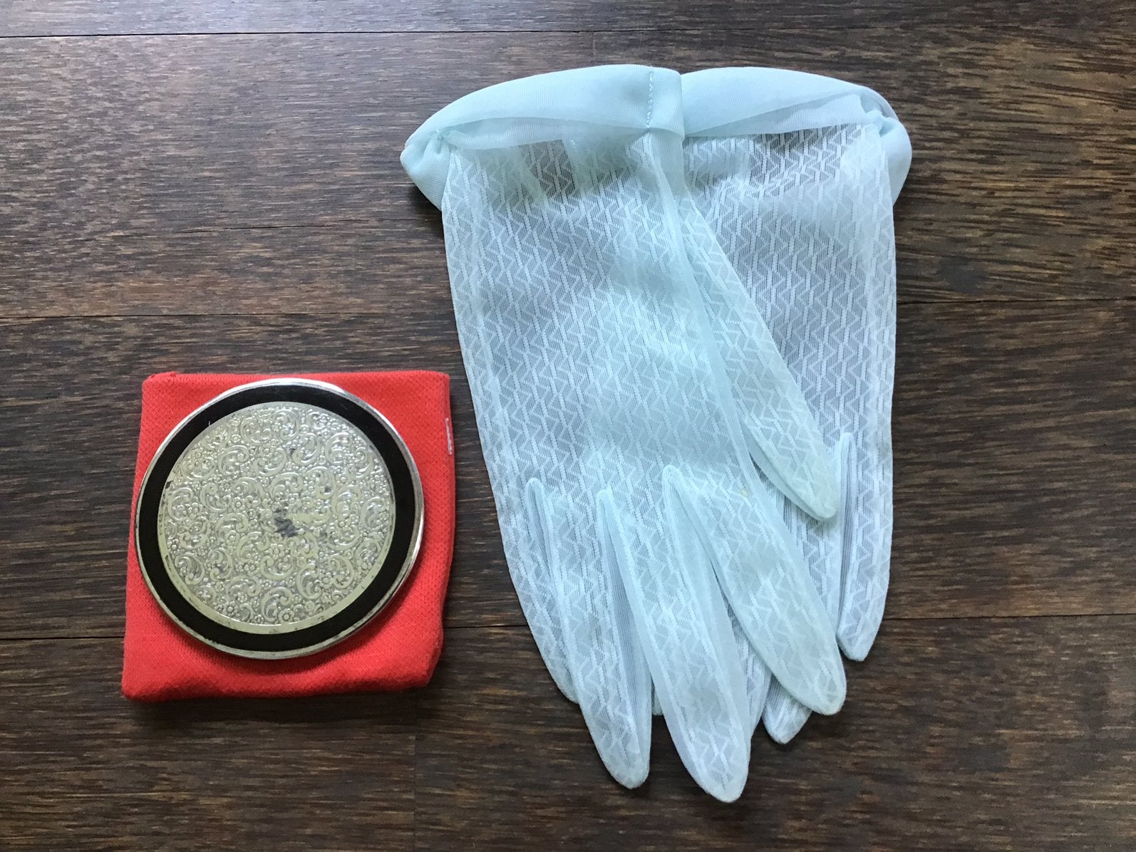 Lichtblauwe handschoenen en zilverkleurige poederdoos, Antiek en Kunst, Ophalen of Verzenden
