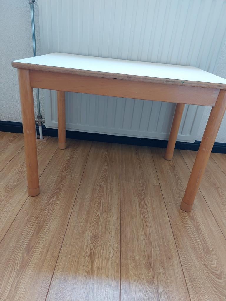 Schilte degelijke houten kleutertafel met formica blad, Ophalen, Gebruikt, Tafel(s)