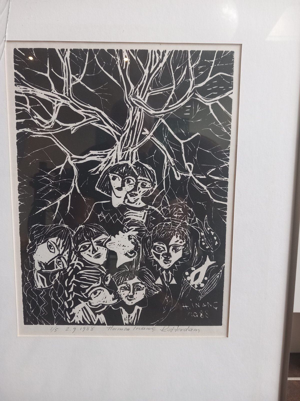 Houtsnede 'Familie onder de boom' - H. Inang 1988, Ophalen of Verzenden, Print, Prent, Ingelijst