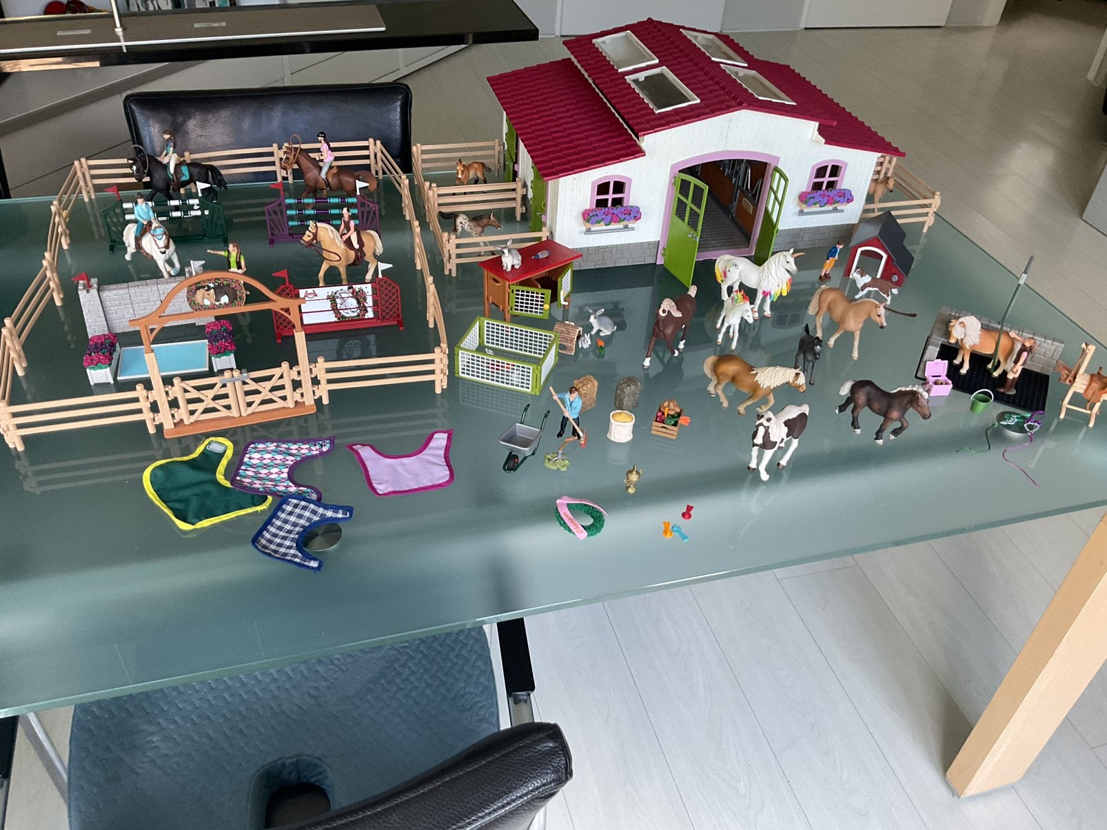 Schleich manege met wedstrijdbak en dierenkliniek, Ophalen of Verzenden, Zo goed als nieuw