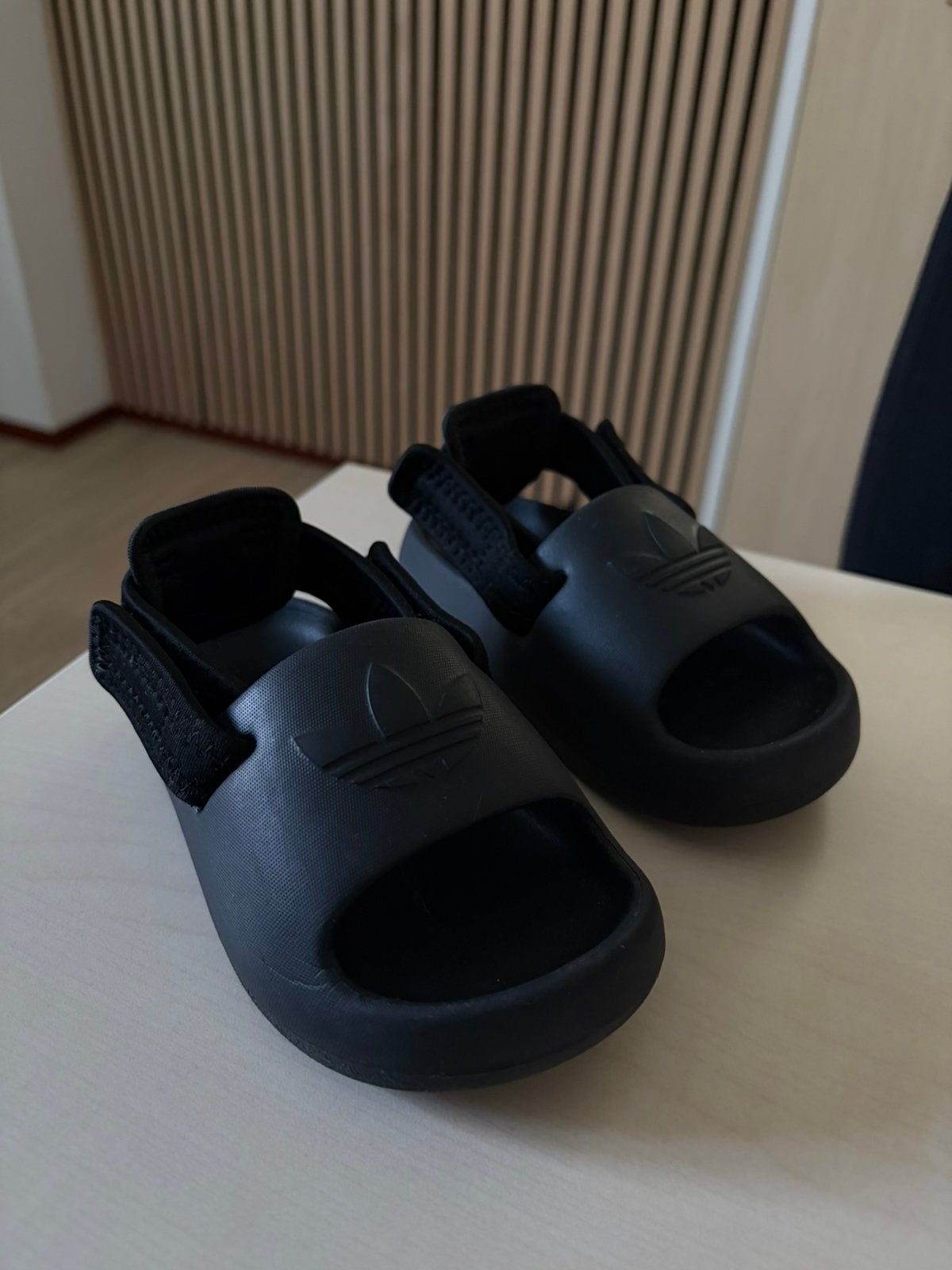 Adidas Originals badslippers zwart maat 25, Jongen of Meisje, Overige typen, Ophalen of Verzenden, Zo goed als nieuw