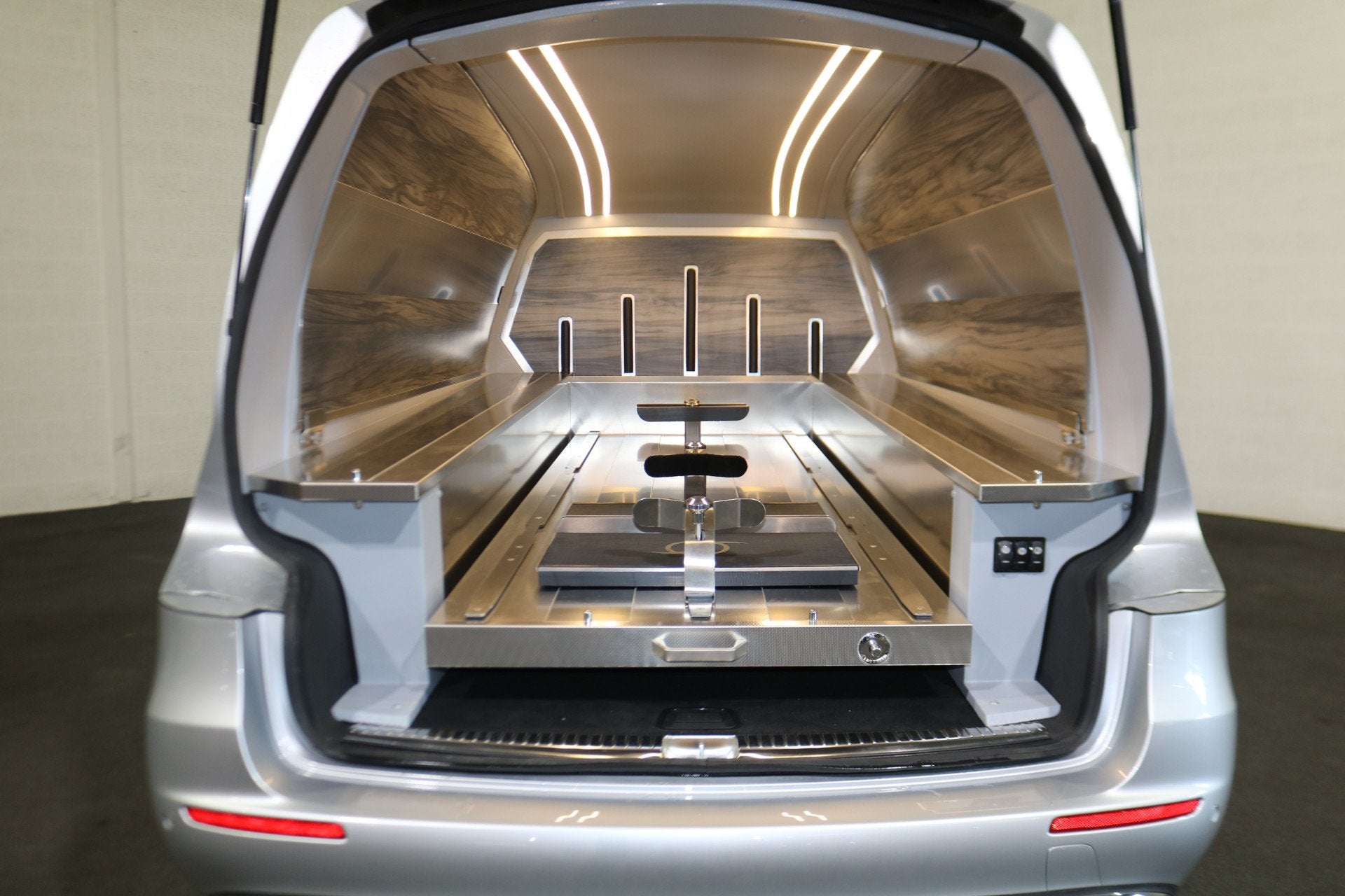Mercedes-Benz E-Klasse 200 T Indus Dueexis Begrafenisauto (n, Automaat, Achterwielaandrijving, Gebruikt, 4 cilinders
