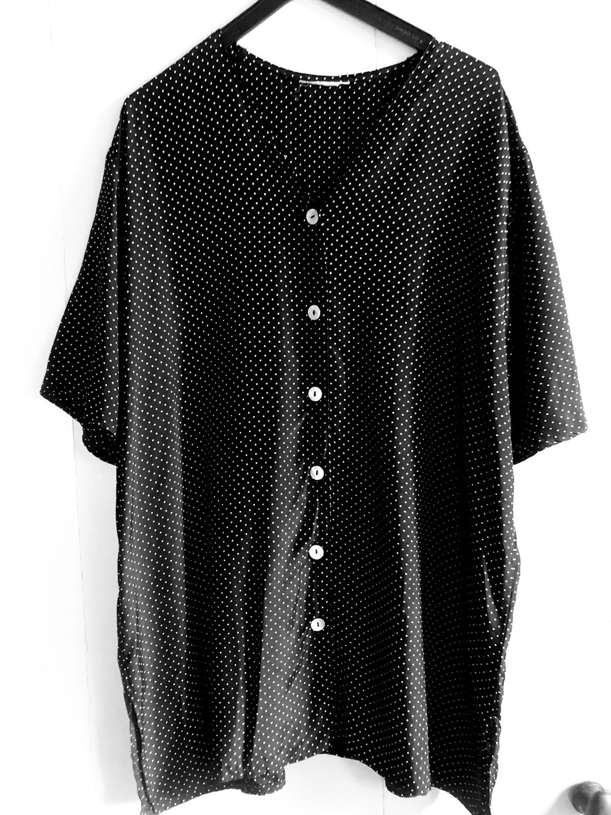 Mooie blouse, zwart met witte stipjes, als nieuw. Mt. 48., Kleding | Dames, Ophalen of Verzenden, Zo goed als nieuw, Zwart, Blouse of Tuniek