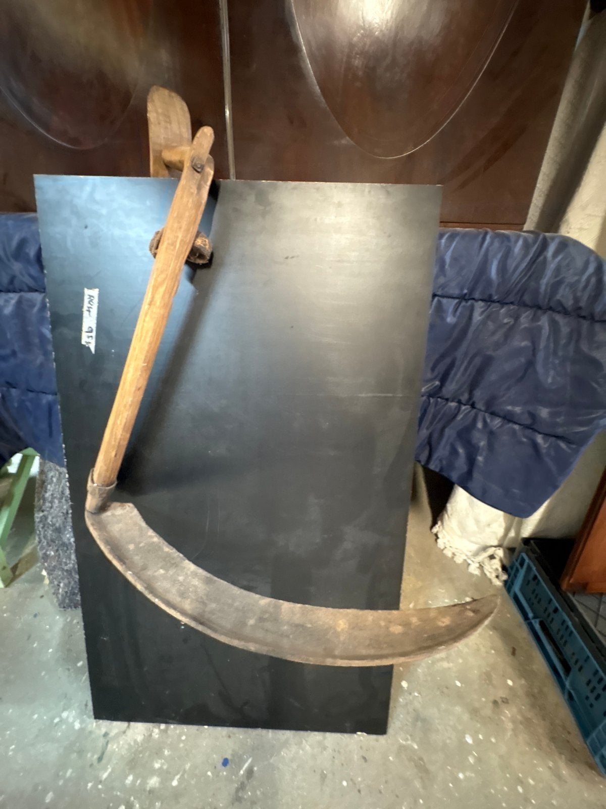 Antieke zeis met houten handvat - Decoratief landbouwwerktui, Ophalen of Verzenden