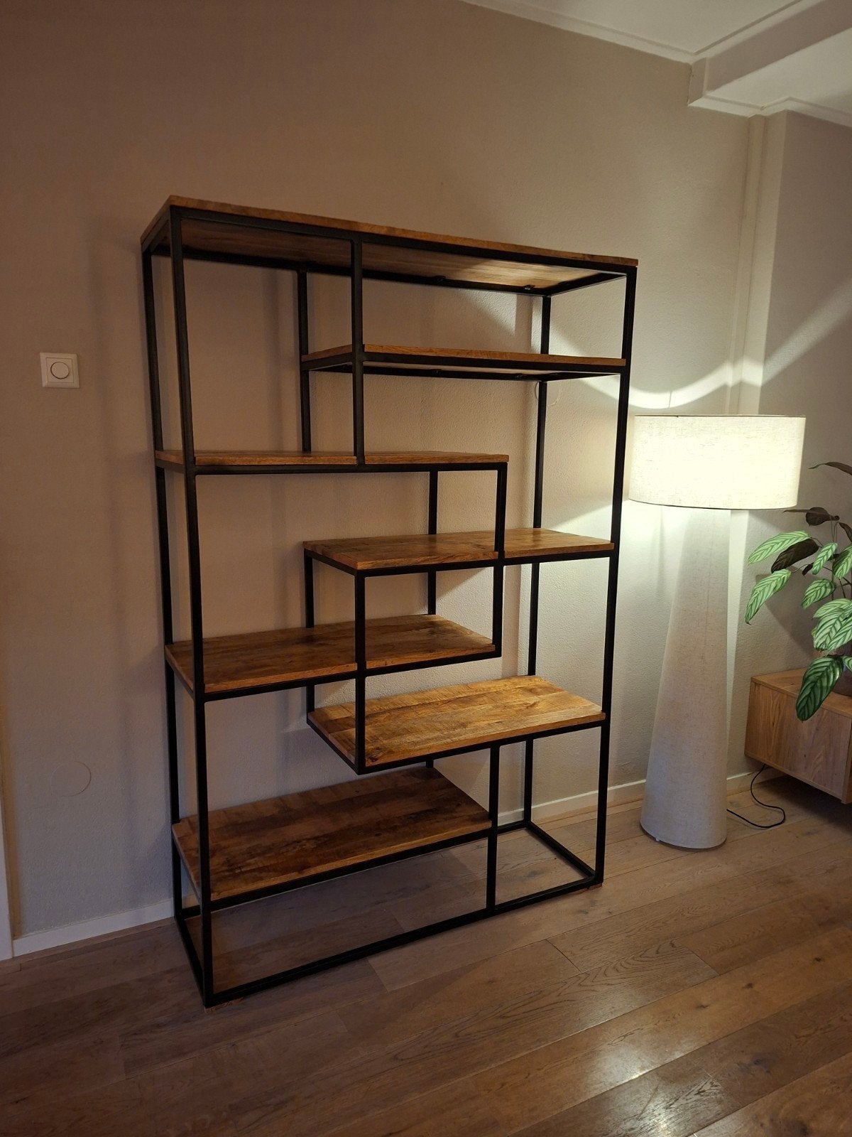 Industriële Boekenkast met Mangohouten Planken, Met plank(en), 100 tot 150 cm, Industrieel, Modern, Zo goed als nieuw