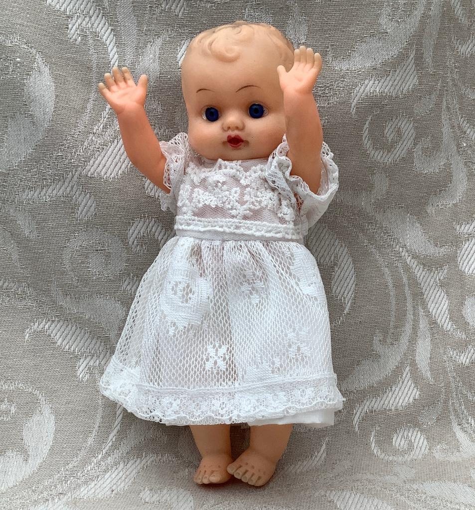 Lief vintage popje jaren ‘70, wit jurkje, 24 cm, Ophalen of Verzenden, Zo goed als nieuw, X, Pop