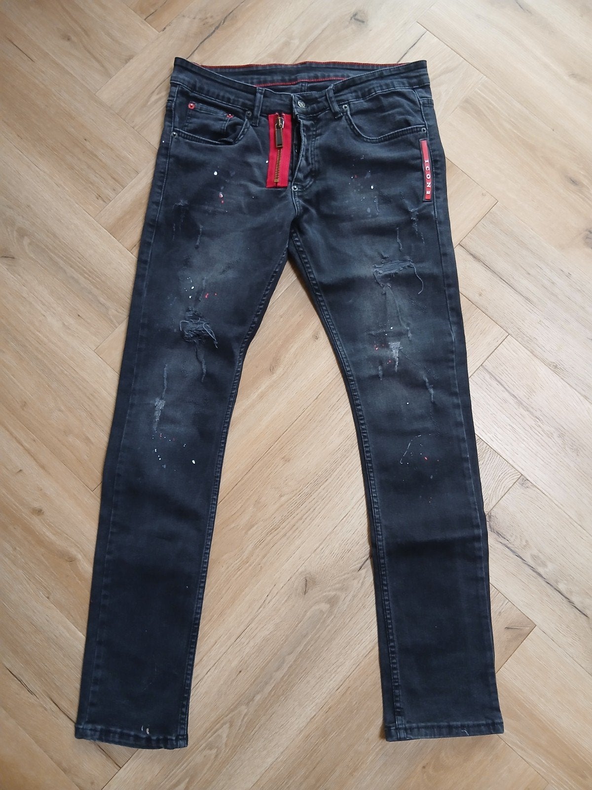 ICON 2 Zwarte Jeans met Rode Details en Verfspatten, Kleding | Heren, Zwart, ICON 2, W32 (confectie 46) of kleiner, Ophalen of Verzenden