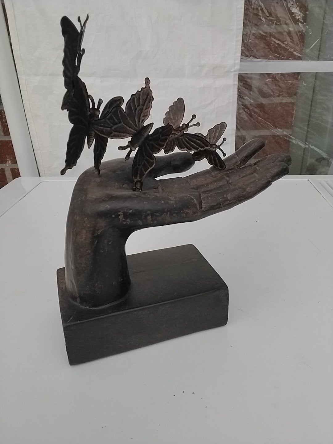 Decoratief beeld 'Hand met vlinders' - MGO, Overige onderwerpen, Weerbestendig, Ophalen of Verzenden, 20 - 50 cm