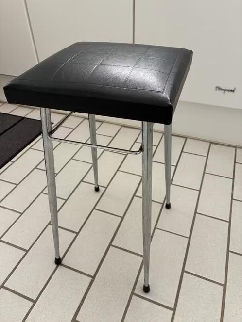 Te koop 2x een brocante kruk, Ophalen
