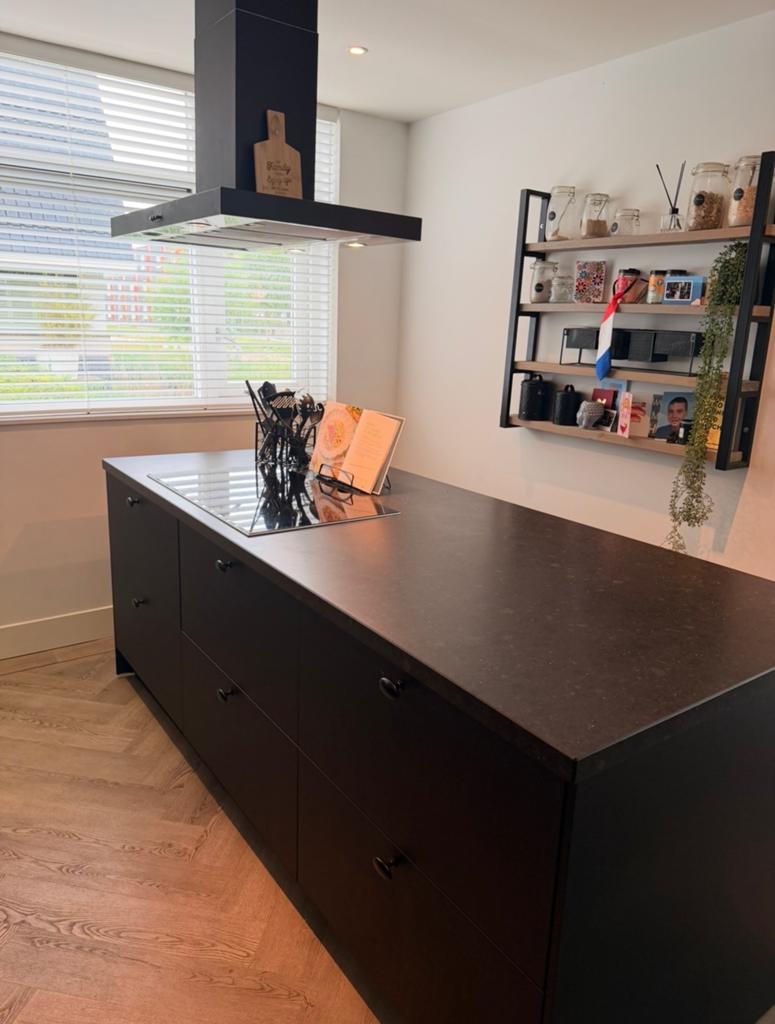 Moderne keuken met kookeiland en Bauknecht apparatuur, Huis en Inrichting, Keuken | Complete keukens, Ophalen, Gebruikt, Zwart