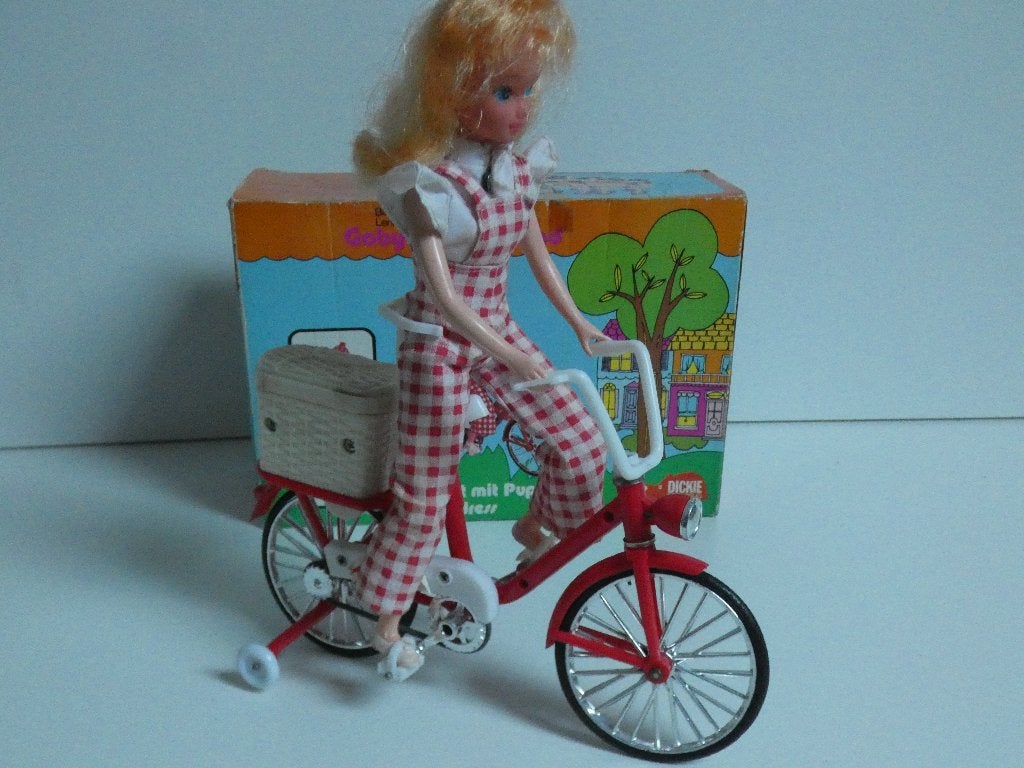 Te koop vintage pop op fiets van Dickie, Kinderen en Baby's, Speelgoed | Poppen, Zo goed als nieuw, Overige typen, Ophalen of Verzenden