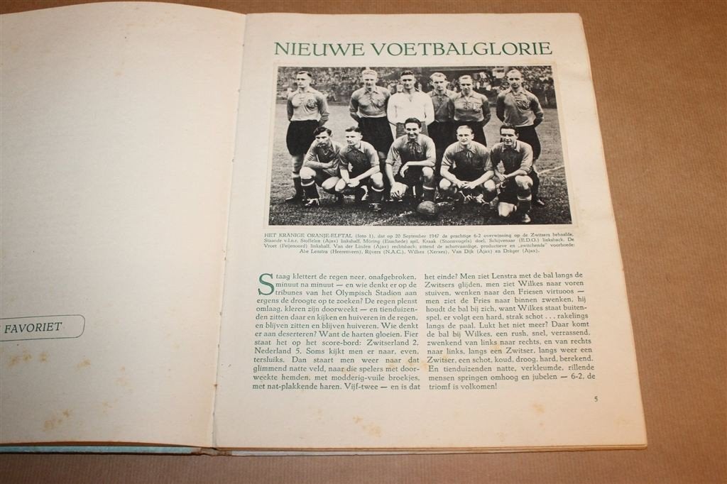 Nieuwe Voetbalglorie — Compleet Smith Plaatjesalbum 1947, Ophalen of Verzenden, Gelezen