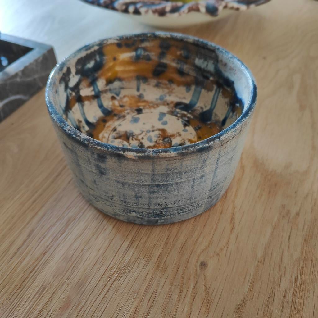 Handmade schaal handgeschilderd blauw oker, Schaal, Rond, Ophalen of Verzenden, Zo goed als nieuw