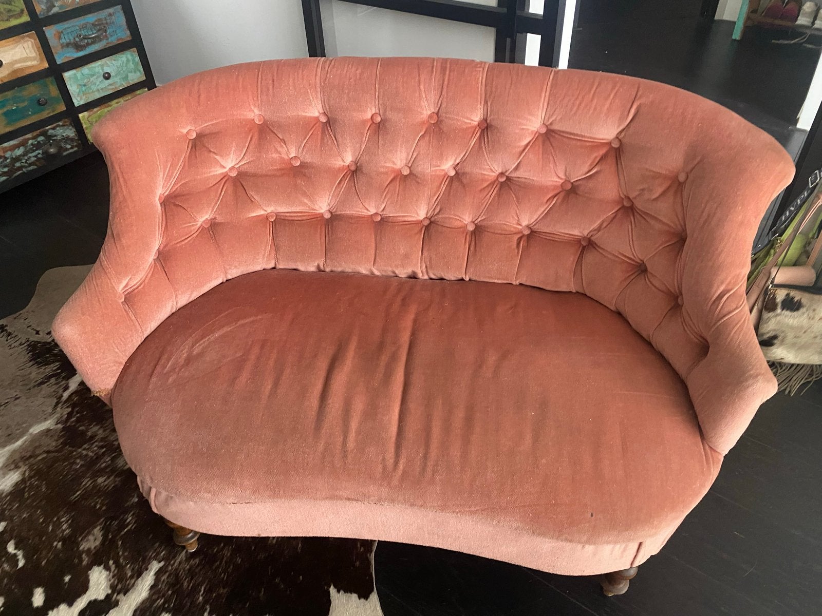 Roze fluwelen tweezitsbankje met gecapitonneerde rugleuning, Ophalen, Gebruikt, Minder dan 75 cm, Tweepersoons