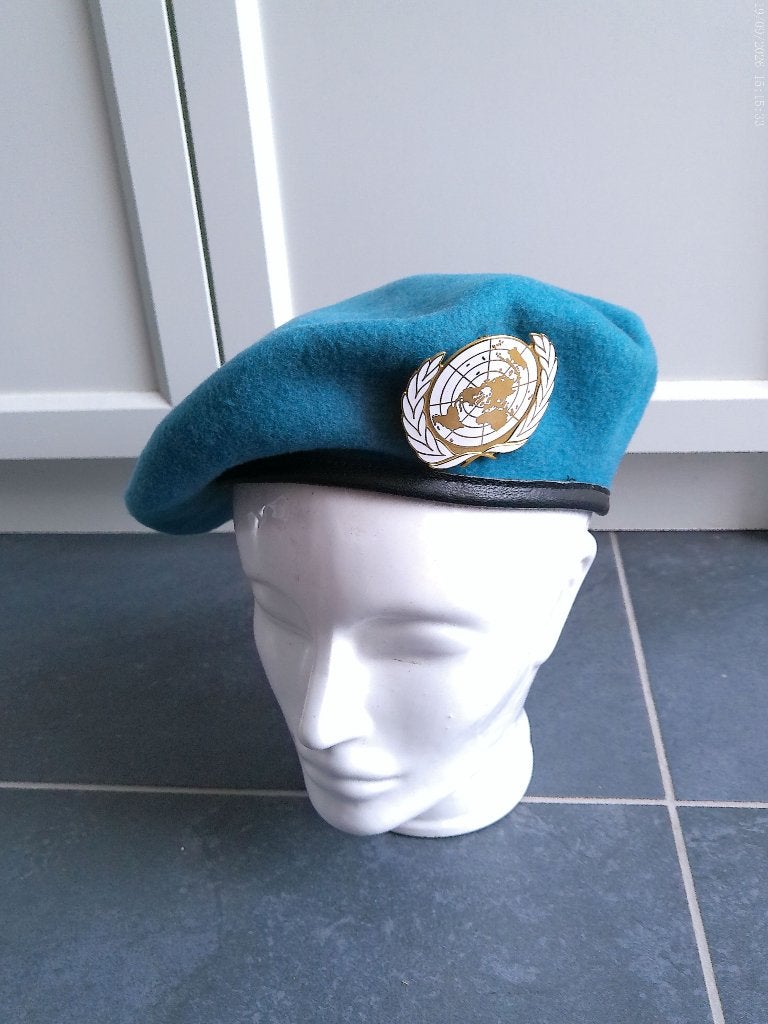 Blauwe baret United Nations UN fabr. Hassing maat 55, Verzamelen, Verzenden, Landmacht, Nederland, Helm of Baret