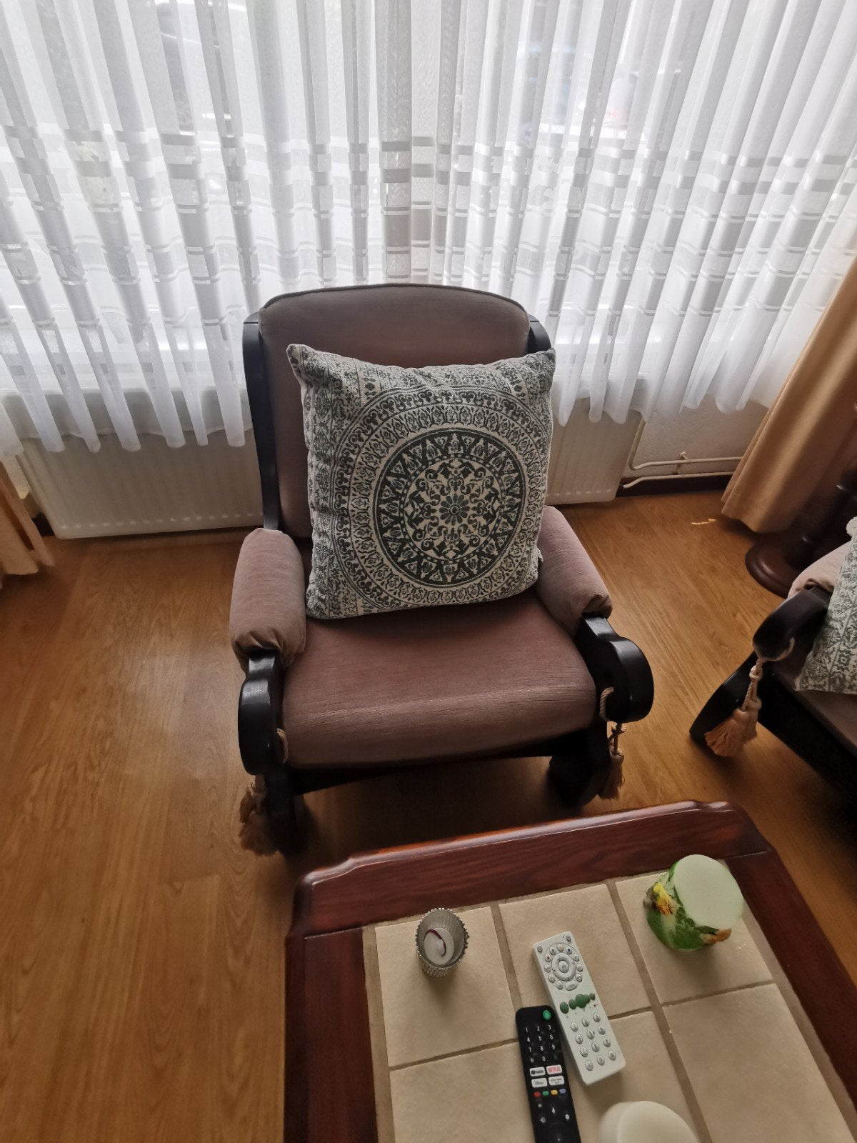 Comfortabele fauteuil met houten armleuningen, Ophalen, Hout, Gebruikt, 75 tot 100 cm