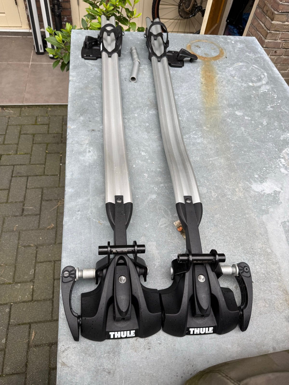 2x Thule outride 561 Fietsendrager  - steekas & snelspanners, Ophalen, 2 fietsen, Gebruikt, Dakdrager