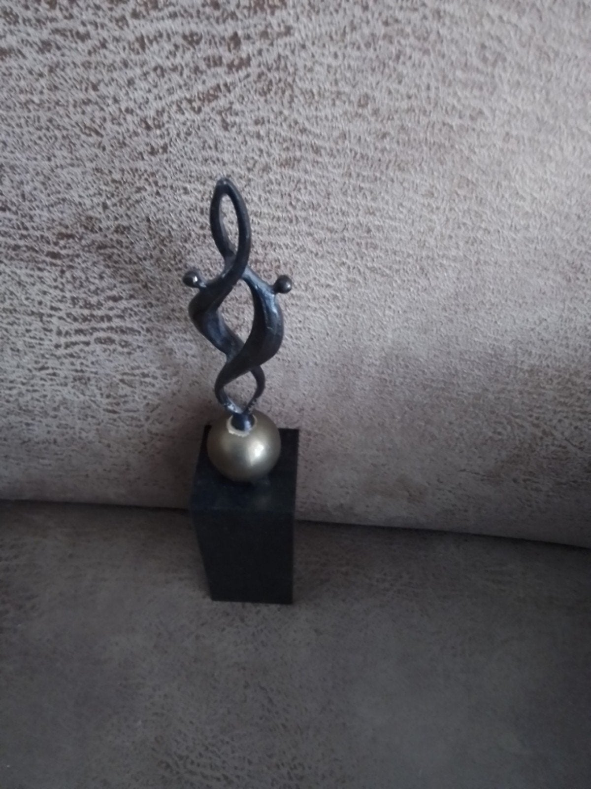 dit is het bekende bronzen beeldje genaamd toghether, Antiek en Kunst, Op sokkel, Abstract, Modern, Ophalen