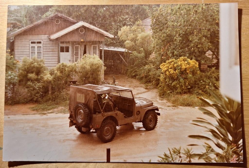 Jeep - Arnoldstraat - Paramaribo - Suriname - 1982. Foto, Verzenden, 1980 tot heden, Zo goed als nieuw, Overige onderwerpen